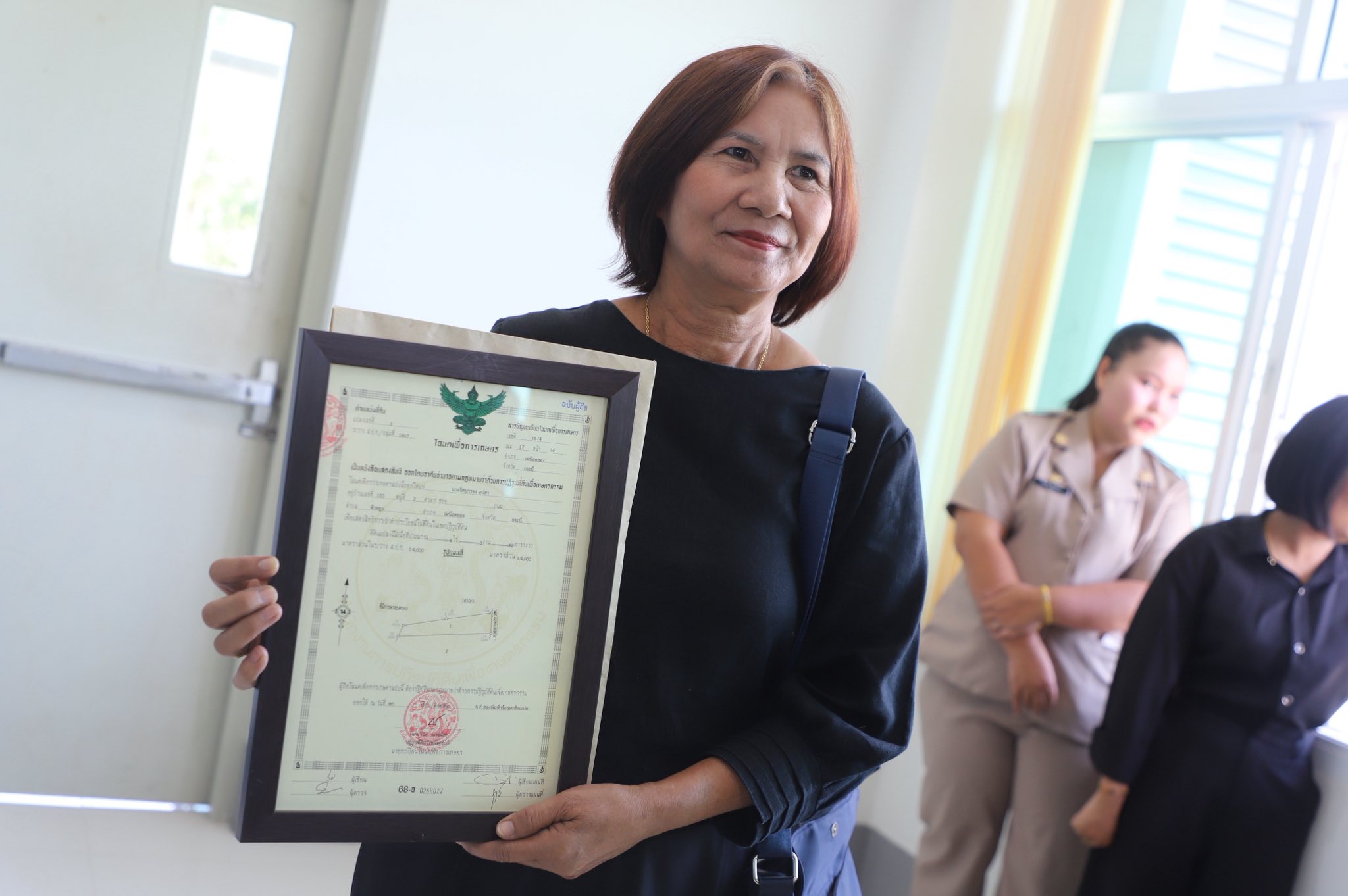 title - รมช.เกษตรฯ มอบโฉนดเพื่อการเกษตร โฉนดต้นไม้ ยกระดับที่ดินทำกินในกระบี่ หนุนเกษตรกรเข้าถึงแหล่งทุน